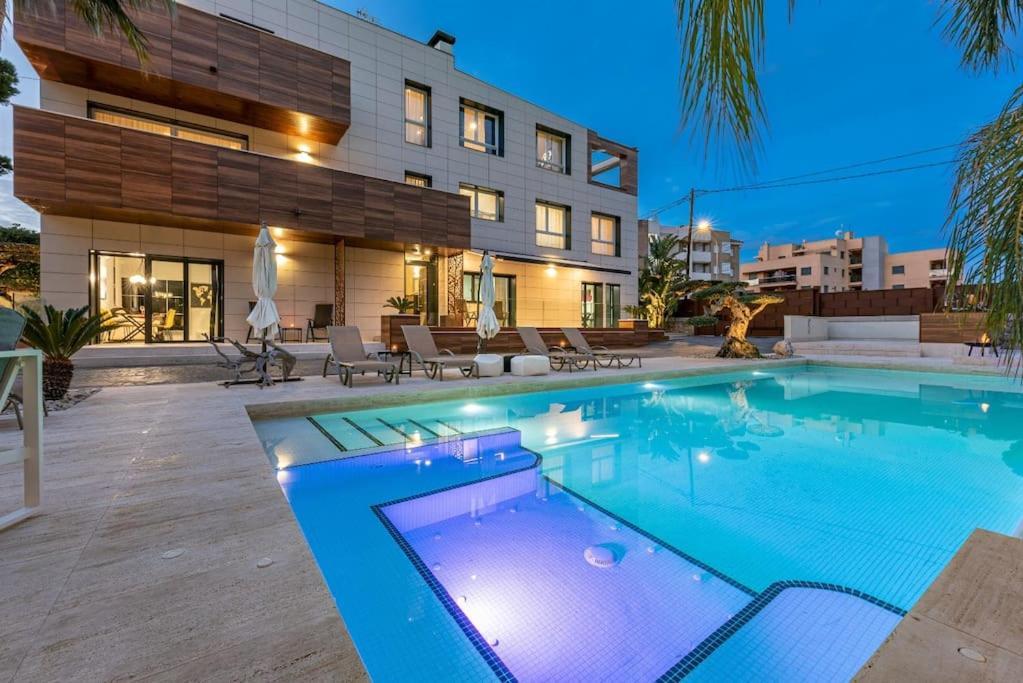 Lusso E Relax Con Piscina A 2 Minuti Dal Mare Apartment Miami Playa Luaran gambar
